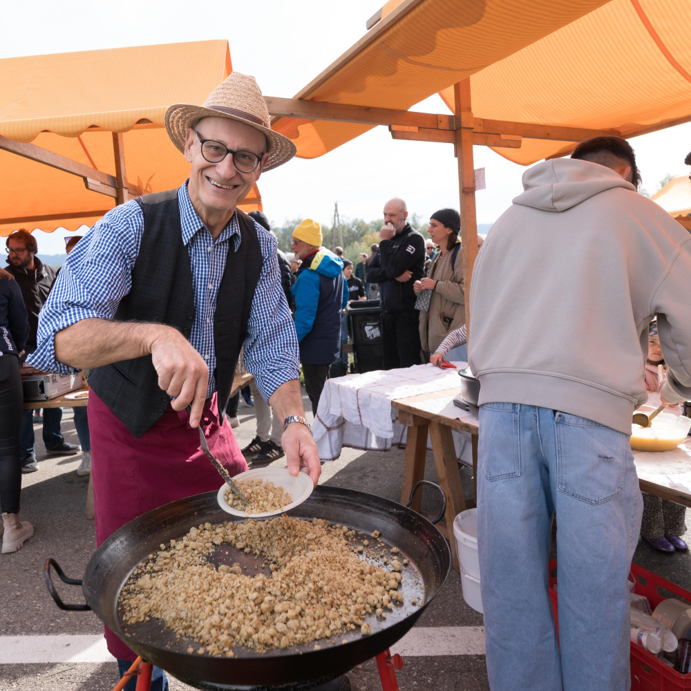 Zu Essen gab es u.a. auch Riebel, direkt vor Ort in einer großen Pfanne zubereitet
