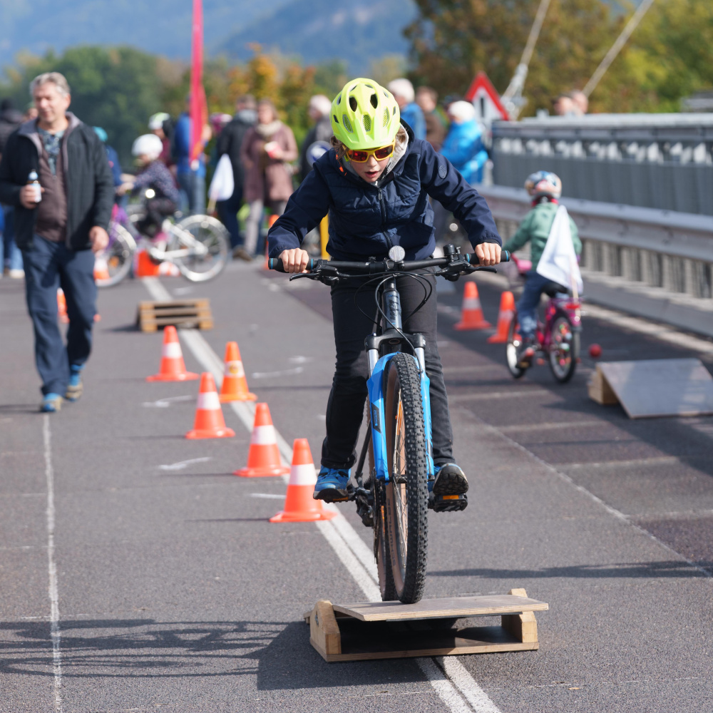 Ein Junge durchquert den Fahrradparcours beim plan b-Rad-Ried-Tag auf der an diesem Tag gesperrten Senderbrücke