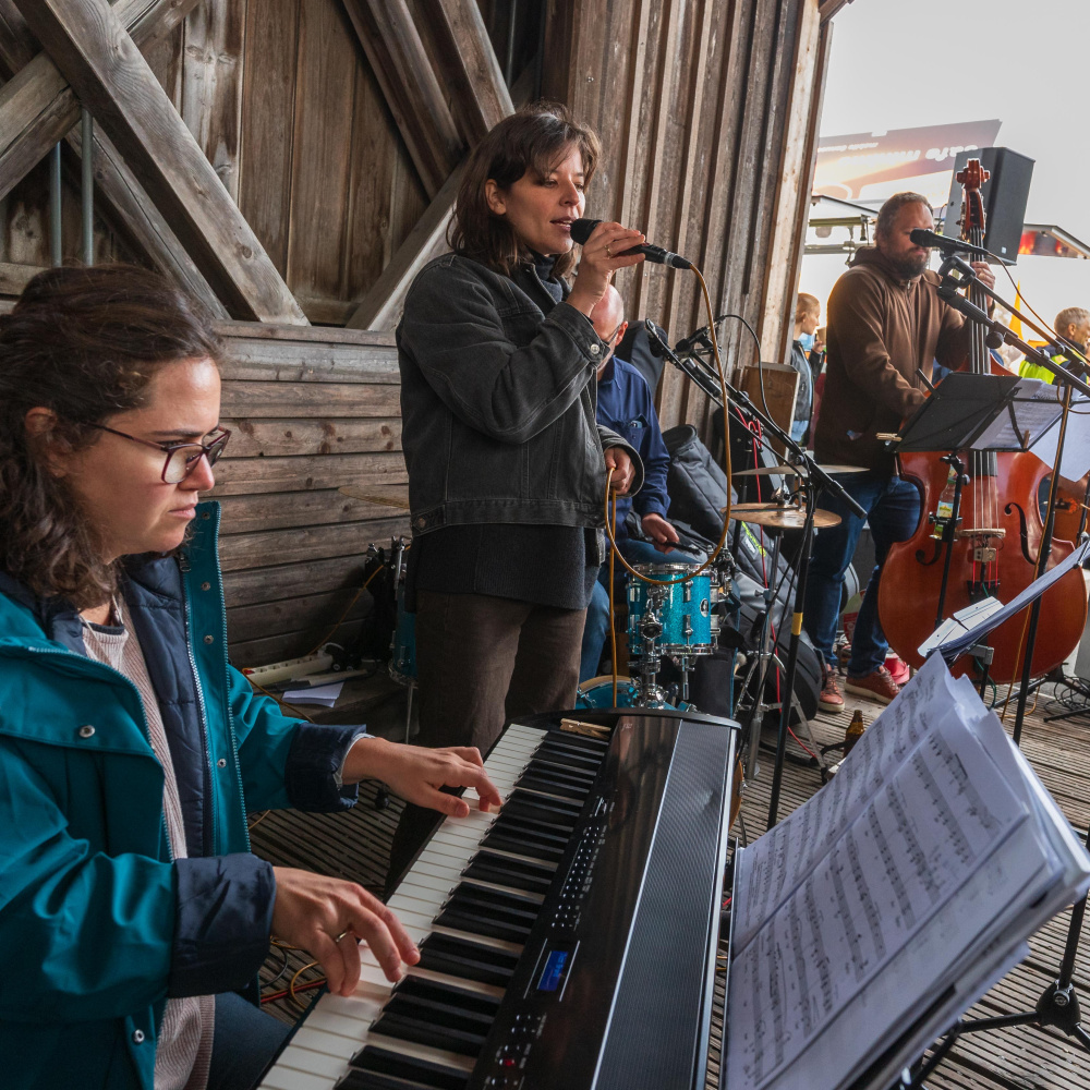 Musiker sorgen beim Rad-Ried-Tag in der alten Senderbrücke für gute Stimmung