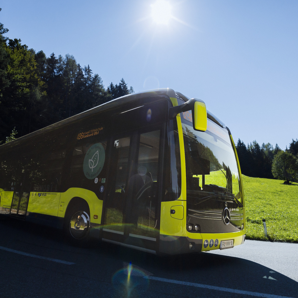 Ein E-Bus in einer Kurve talwärts unterwegs.