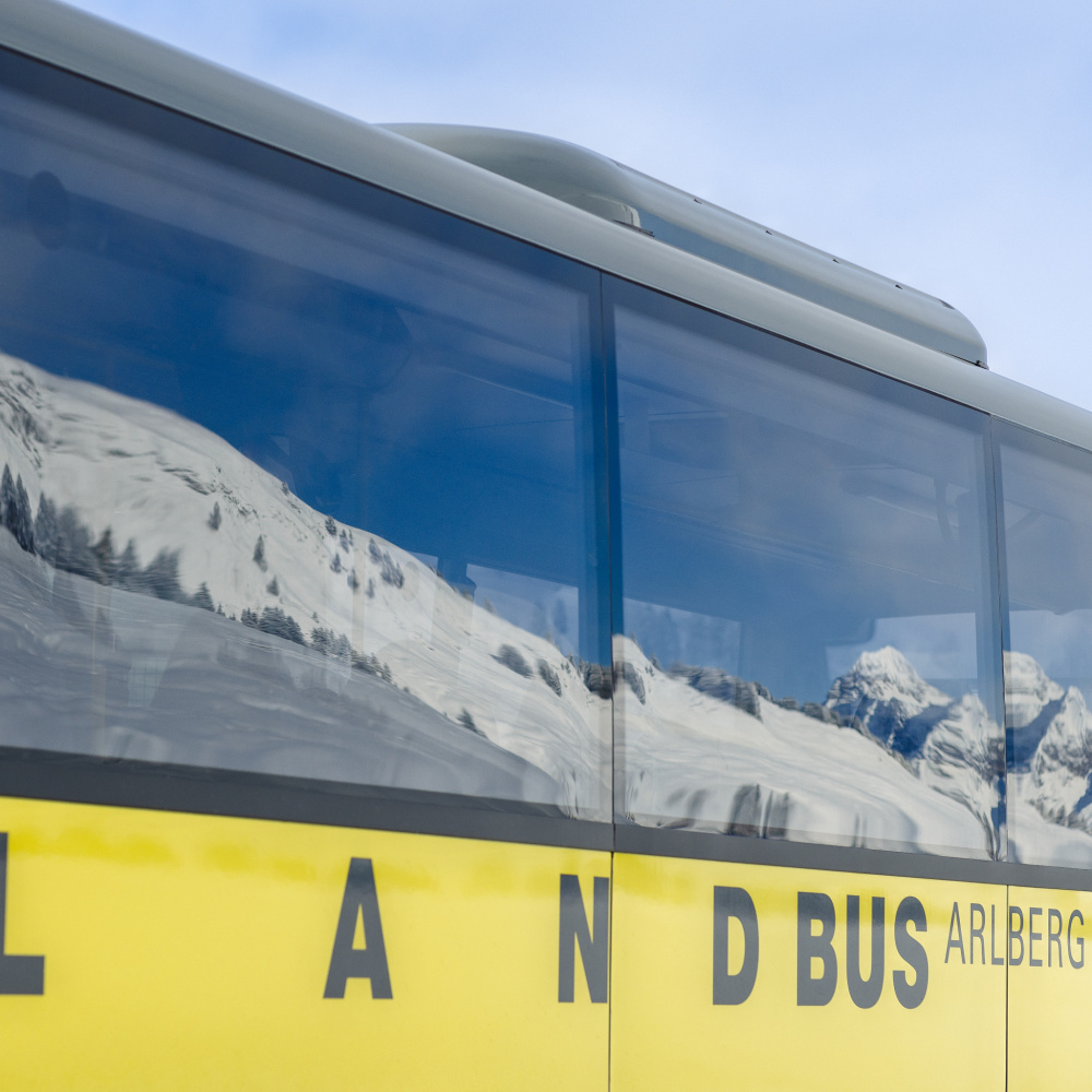 Schneelandschaft spiegelt sich in Busfenstern