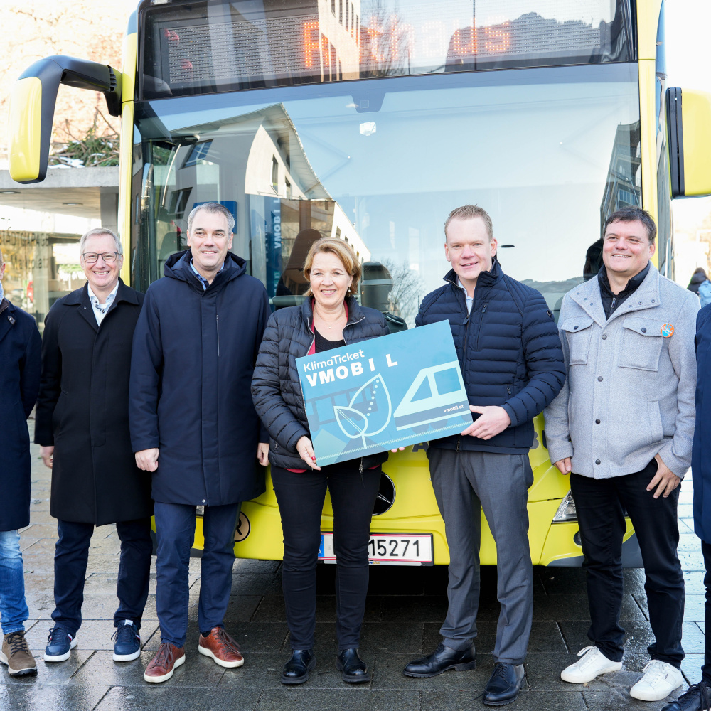 Politiker:innen, VVV Geschäftsführer Christian Hillbrand und Geschäftsführer der Gemeindeverbände anlässlich der Pressekonferenz vor einem Landbus.
