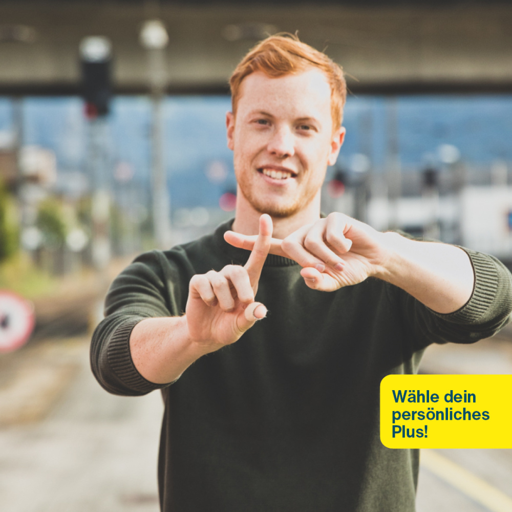 Mann, der ein Plus-Symbol zeigt