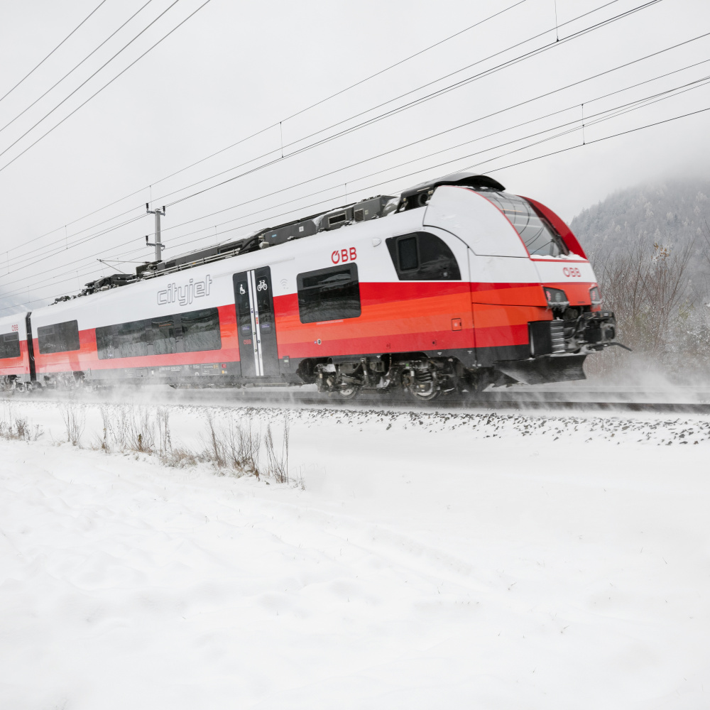 Eine VMOBIL S-Bahn unterwegs im Winter bei Schnee.