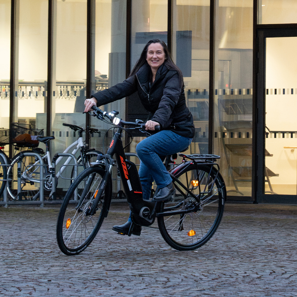 Caroline Mathis fährt eine Proberunde vor dem Landhaus mit ihrem neuen E-Bike.