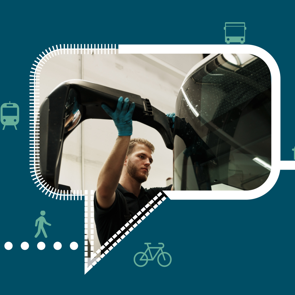 Werkstattmitarbeiter bei der Wartung eines Busses