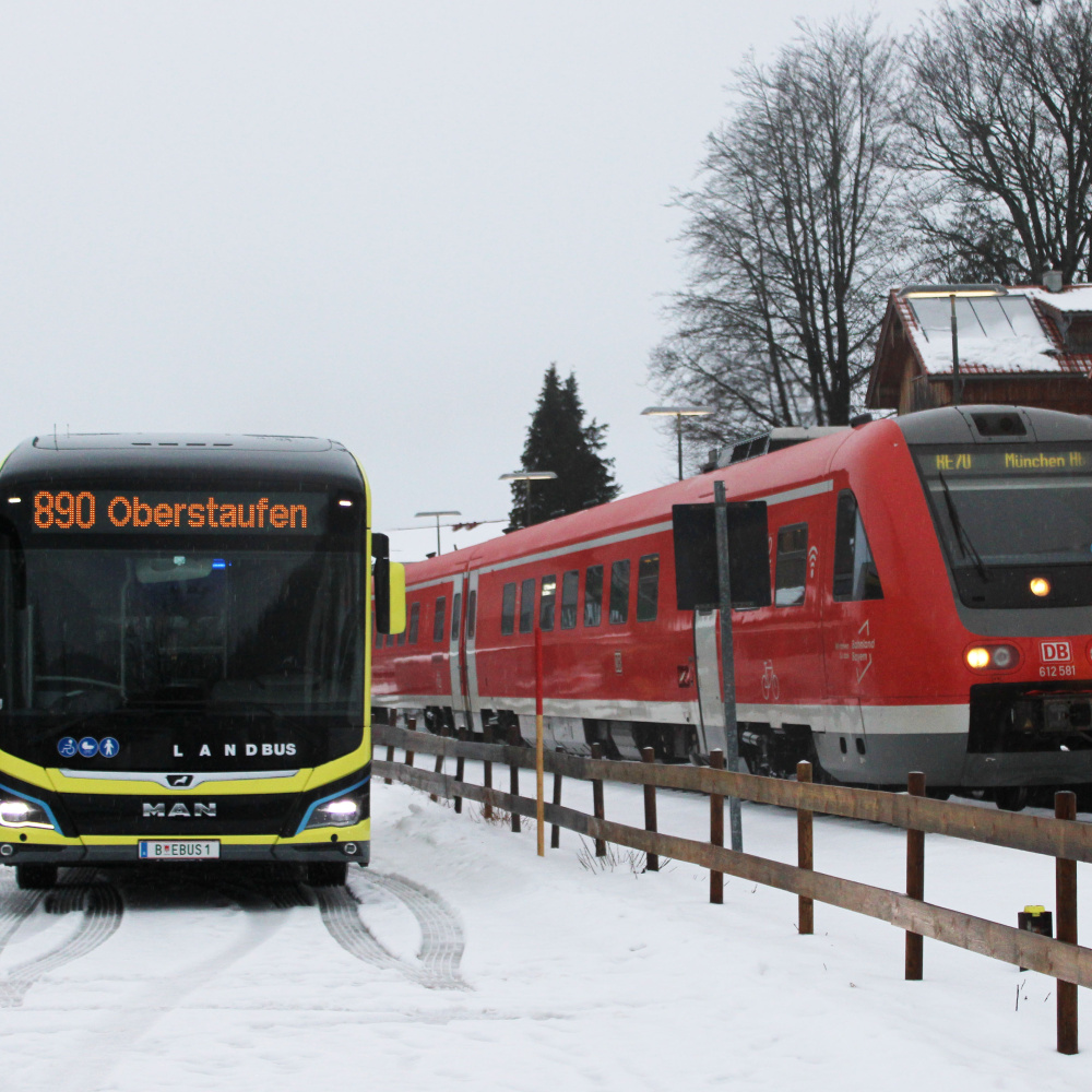 Österreichische E-Bus der Firma SchedlerBus und die Deutsche Bahn