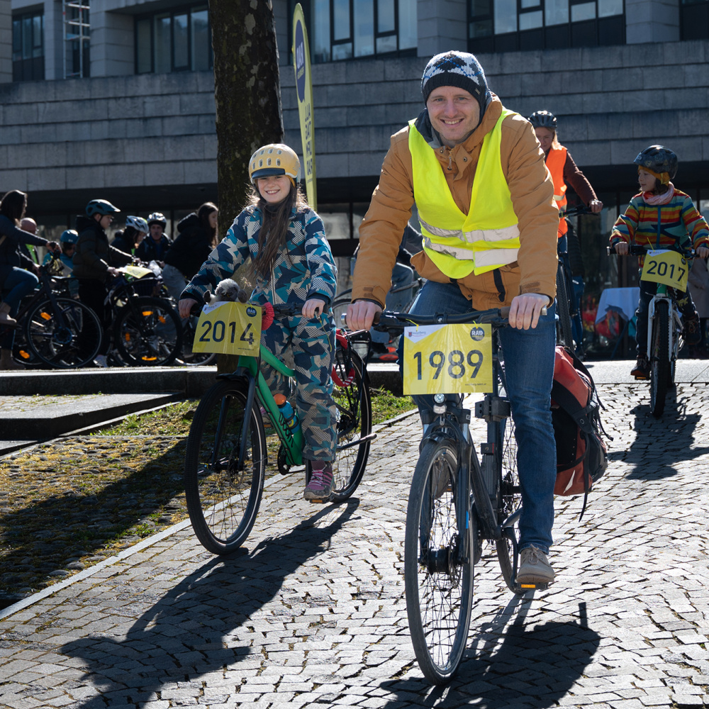 Die radelnden Jahrgangsbotschafter:innen starten beim Landhaus zu einem Radcorso.