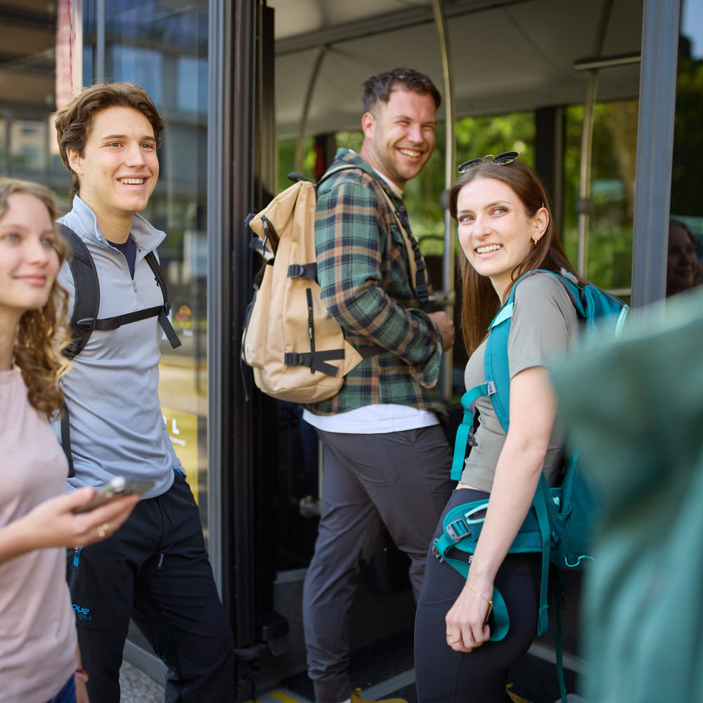 Fahrgäste steigen in den Wanderbus