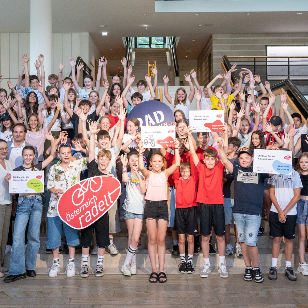 Die jubelnden Siegerklassen des Schoolbikers 2025 im Landhaus mit Landesstatthalter Christof Bitschi und den Schoolbiker Sponsoren.