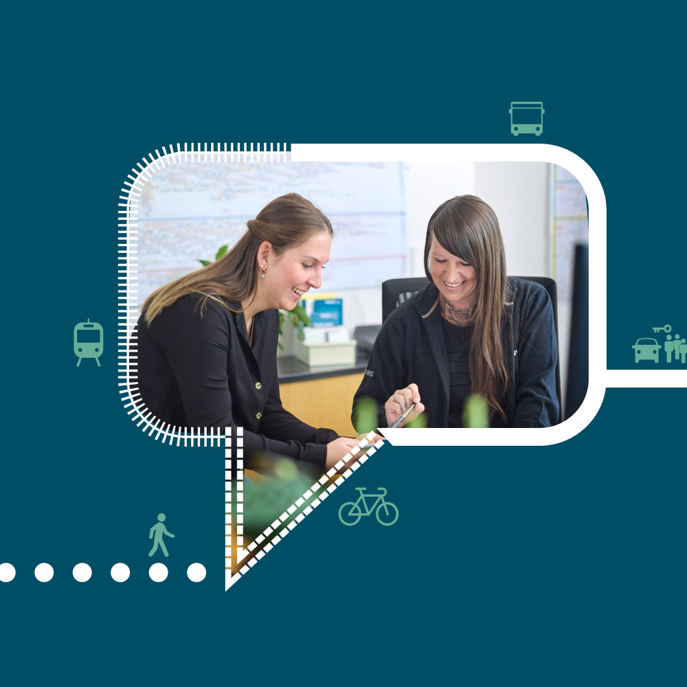 Büromitarbeiterinnen im Gespräch