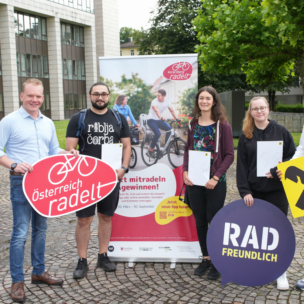 Landesstatthalter Christof Bitschi und Raphael Kiene übergeben die Raiba Sparbücher an die Gewinner:innen von Radelt zur Arbeit 2025 