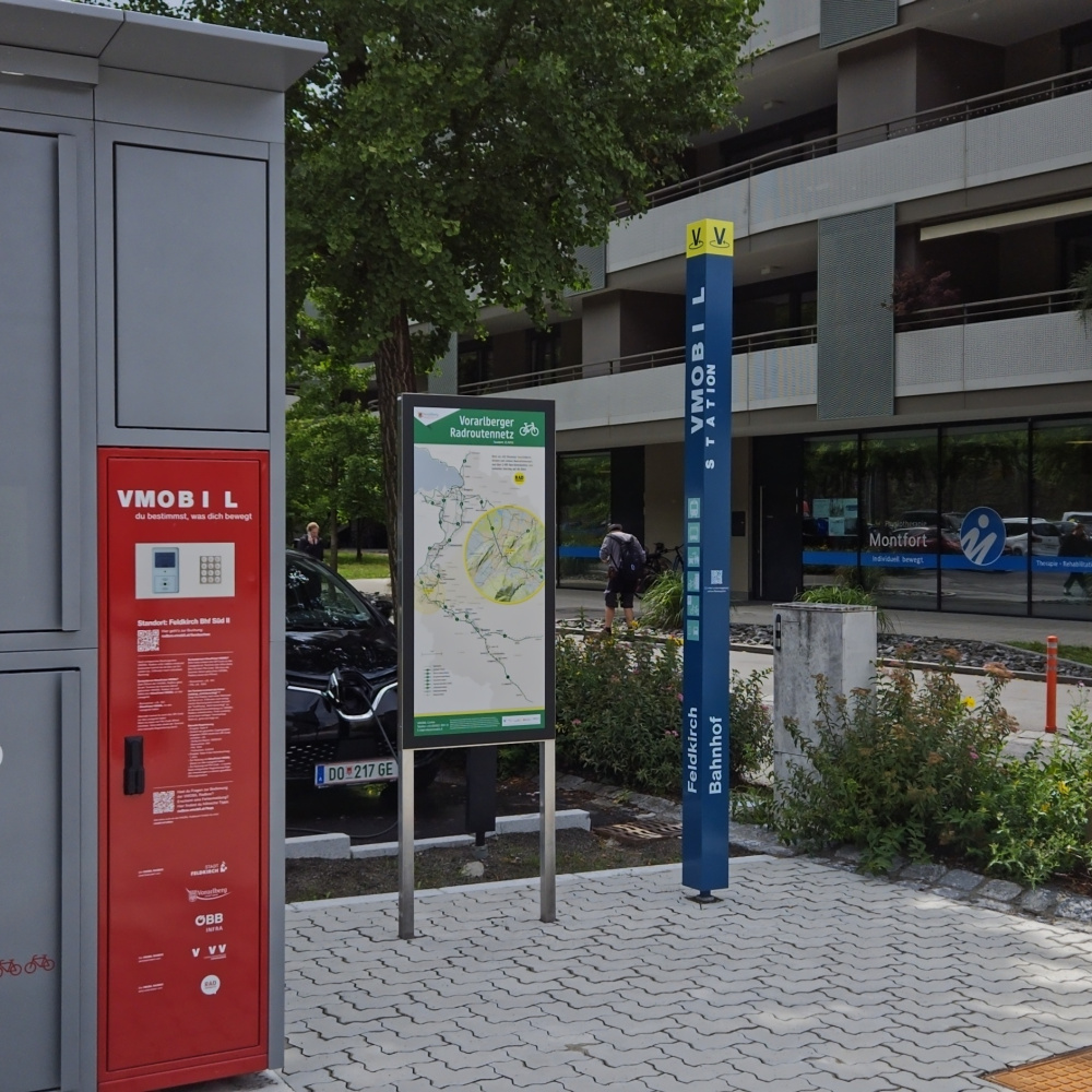 VMOBIL Station Stele am Bahnhof Feldkirch neben den Radboxen