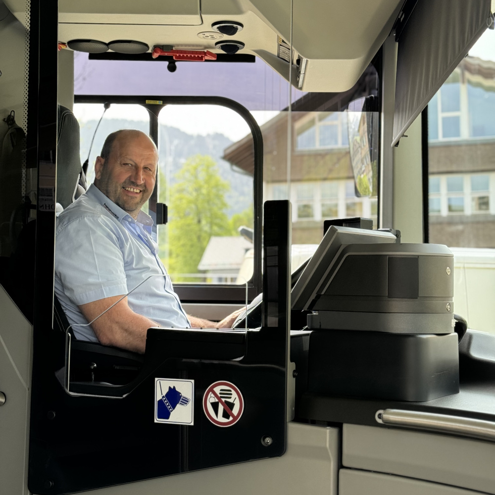 Busfahrer am Lenkrad