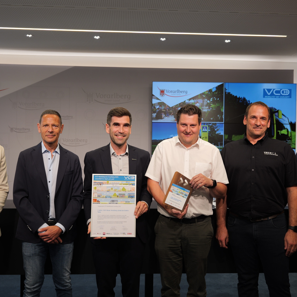 VCÖ Preis wird an Leonard Lechner vom VVV übergeben 