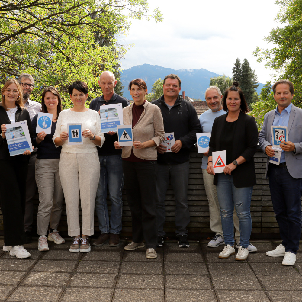 Gruppenfoto der plan b-Themengruppe "Kindergarten/Schule/Co."