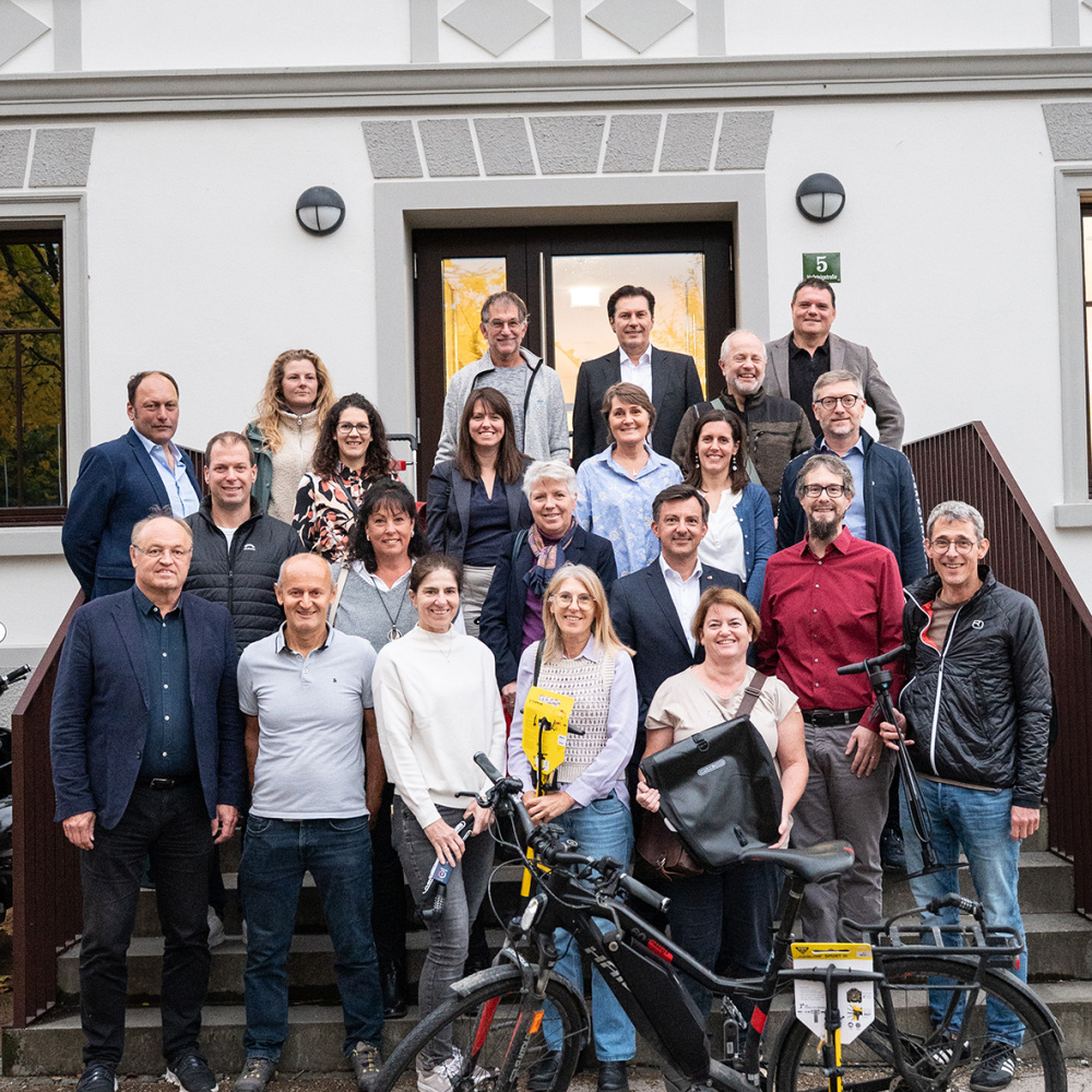 Gruppenfoto mit Gewinner:innen und deren Preisen und Vertreter:innen der Gemeinden bei der Preisverleihung