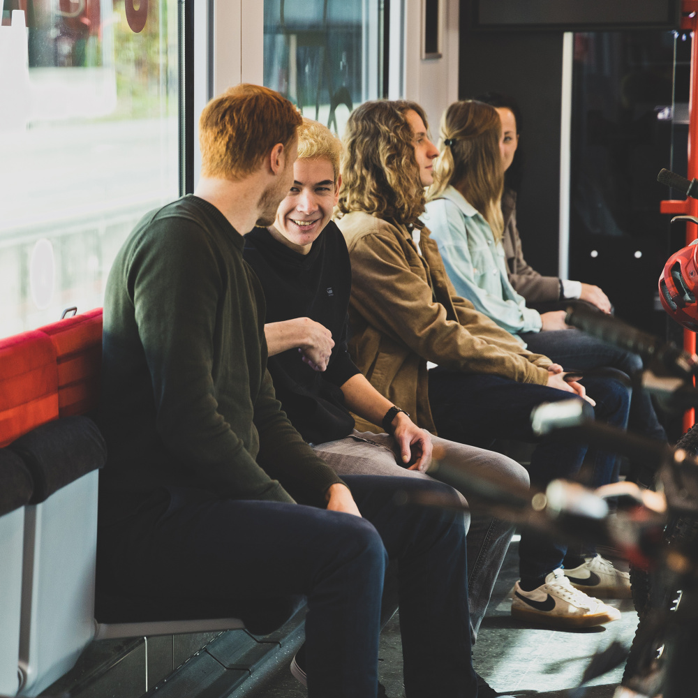 Fahrgäste unterhalten sich in einem Zug