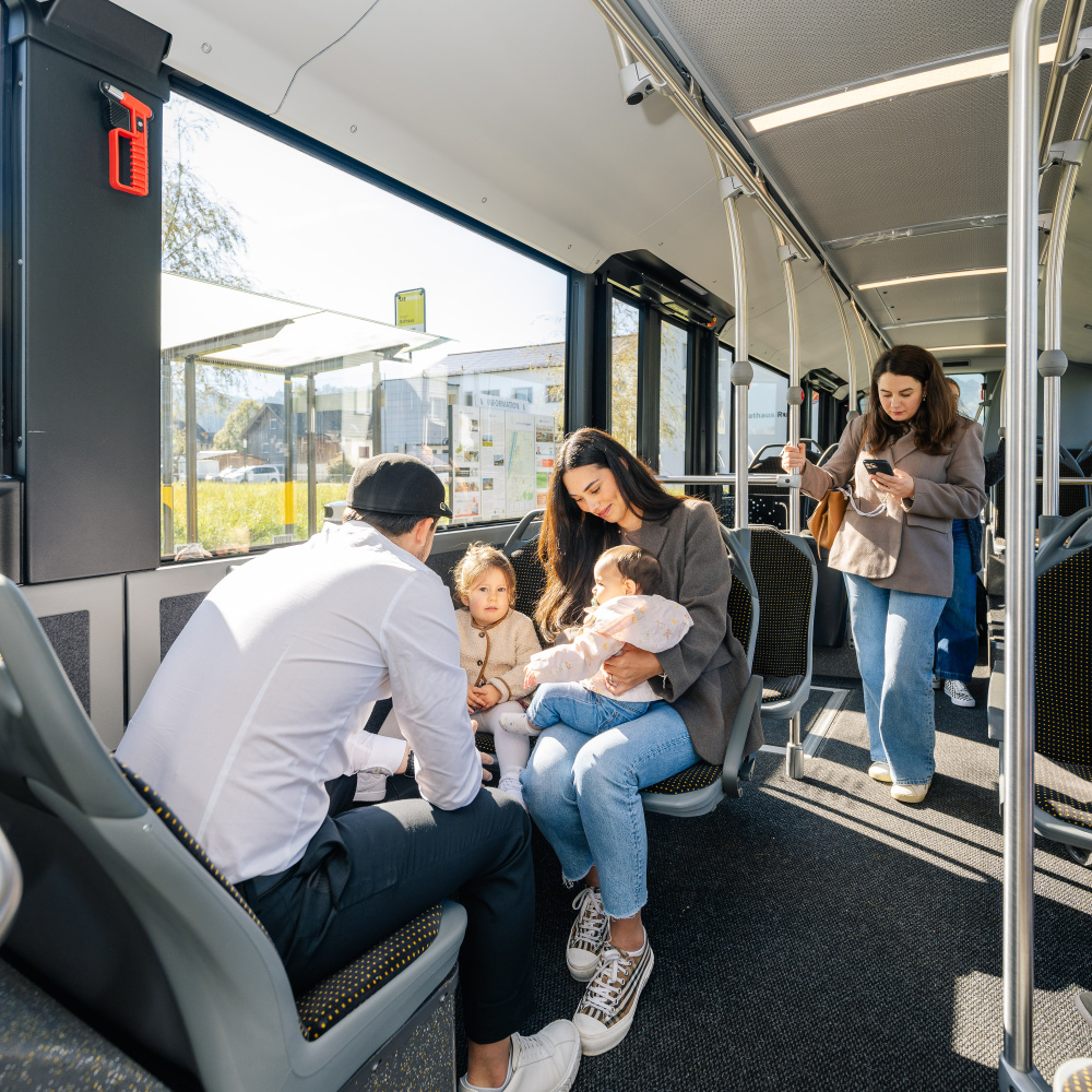 Fahrgäste in der Linie 414