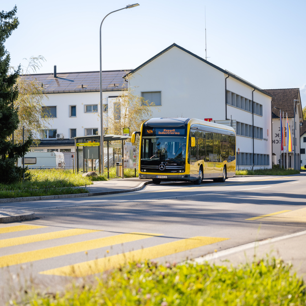 Linie 414 an der Haltestelle Rathaus Ruggell