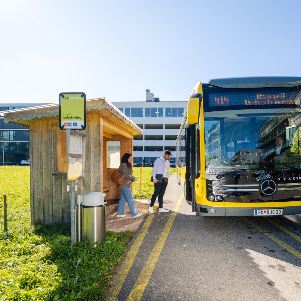 Fahrgäste warten in Ruggell Industriering auf den Bus
