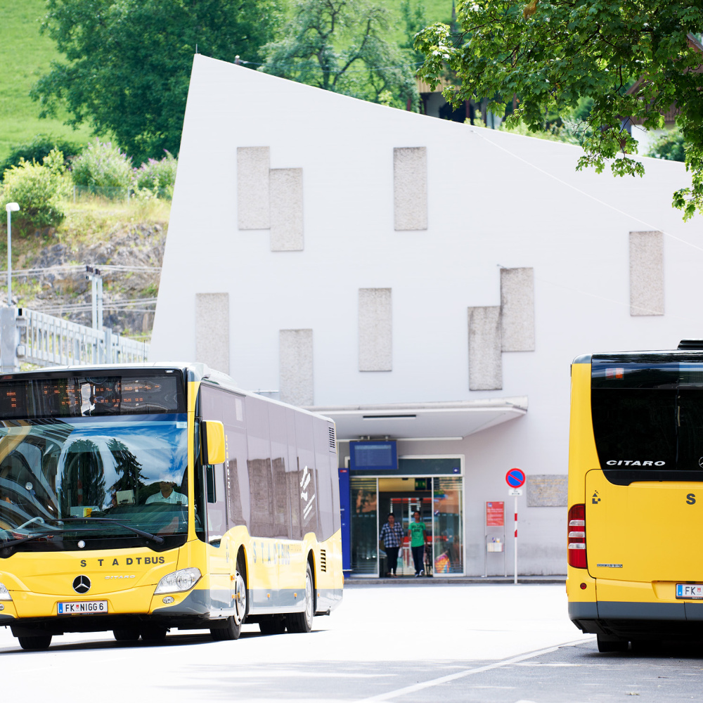 Stadtbus und Landbus beim Bahnhof