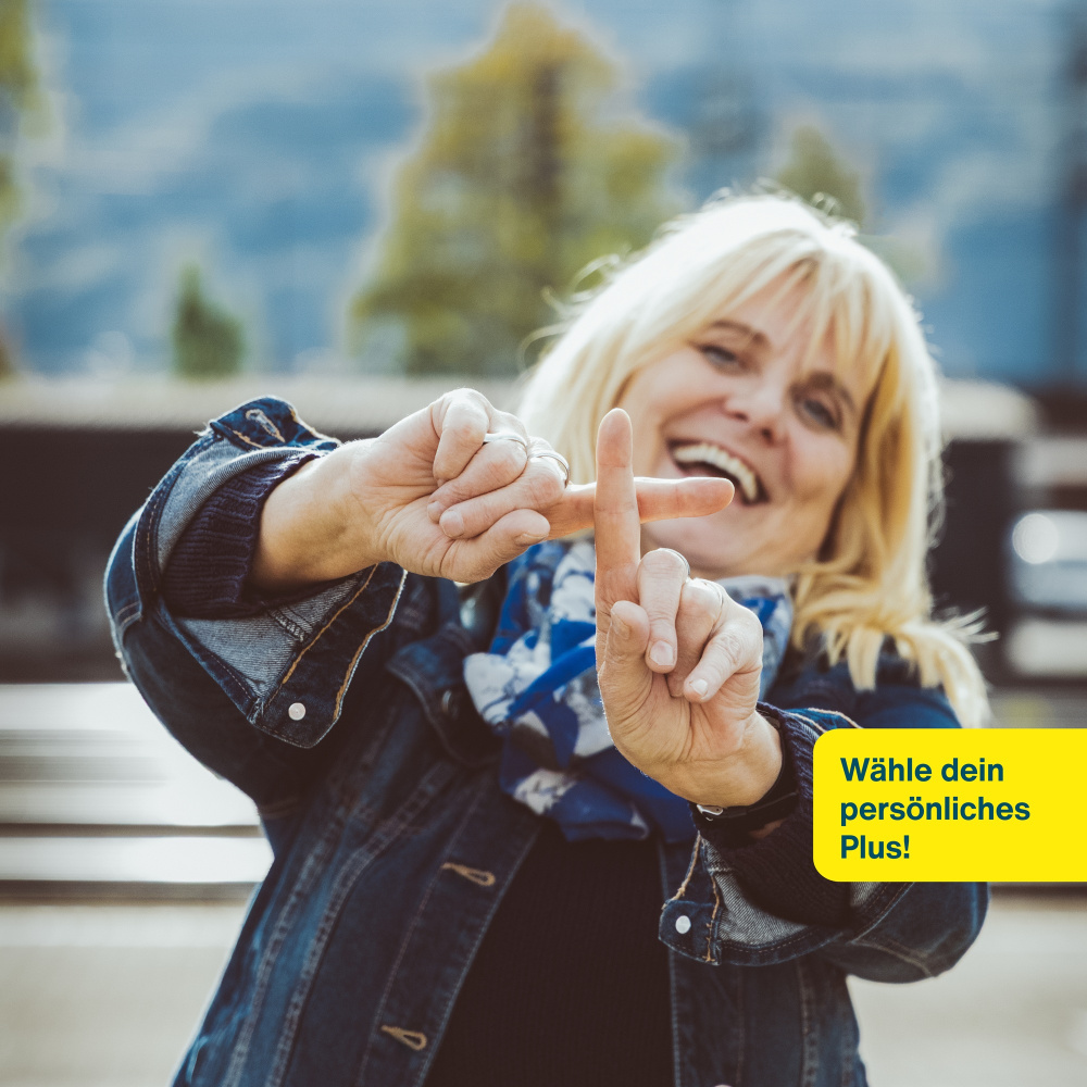 Frau formt mit ihren Zeigefingern ein Plus