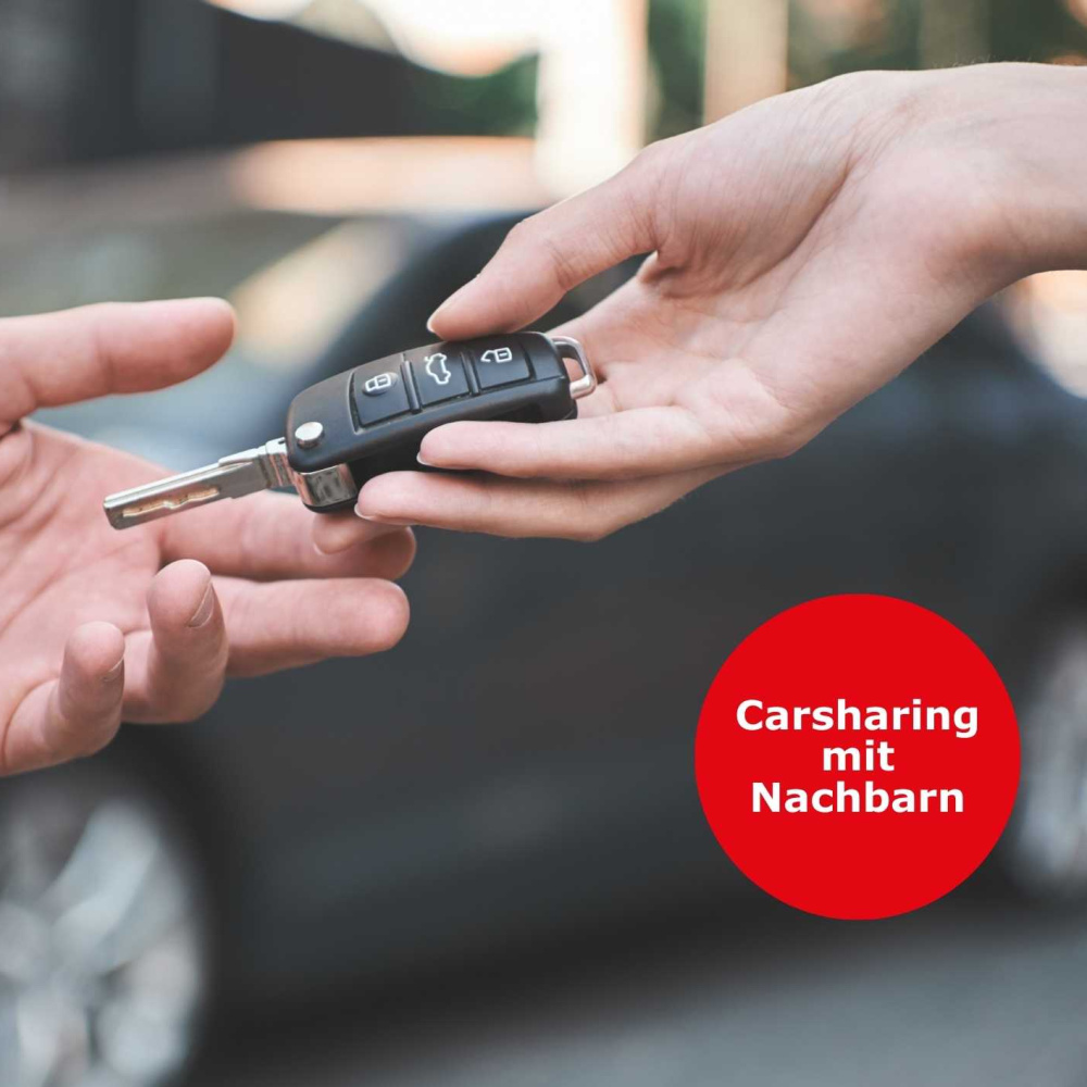 Ein Autoschlüssel wird von einer Person einer anderen in die Hand gegeben. Im Hintergrund unscharf ein Auto. 