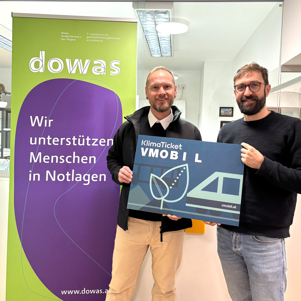Mobilbegleiter Christoph Plangger übergibt symbolisch ein Klimaticket VMOBIL an dowas Geschäftsführer Ferdinand Koller