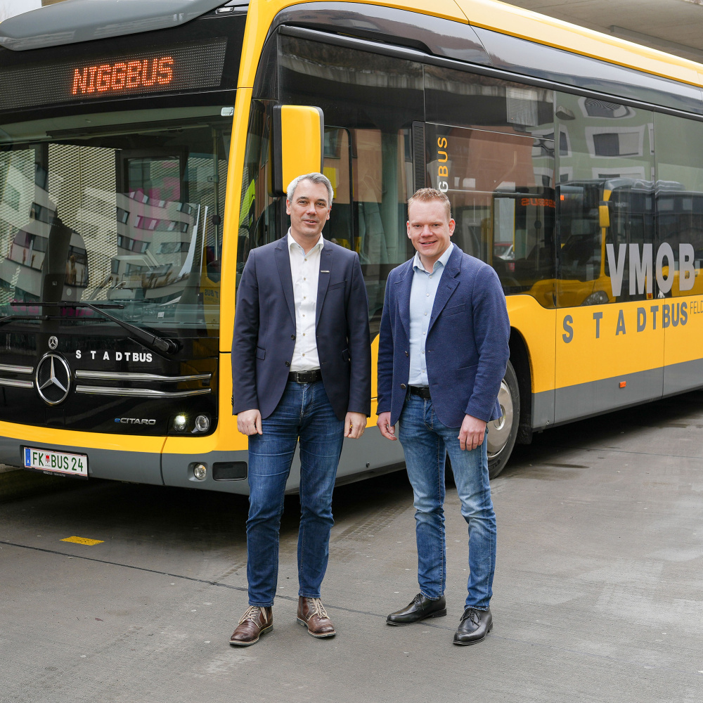Vor einem Stadtbus Feldkirch: VVV Geschäftsführer Christian Hillbrand und Landesstatthalter Christof Bitschi
