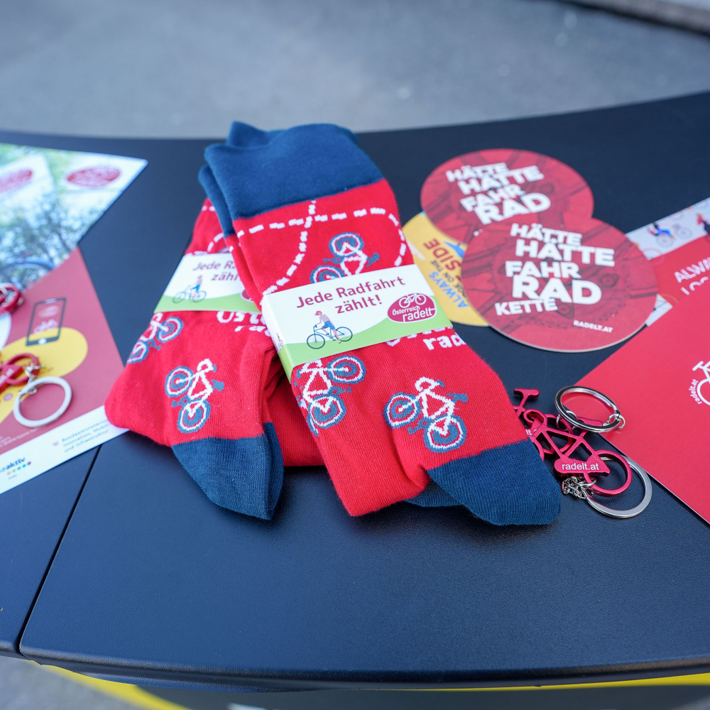 Österreich radelt Socken, Folder  udn Schlüsselanhänger