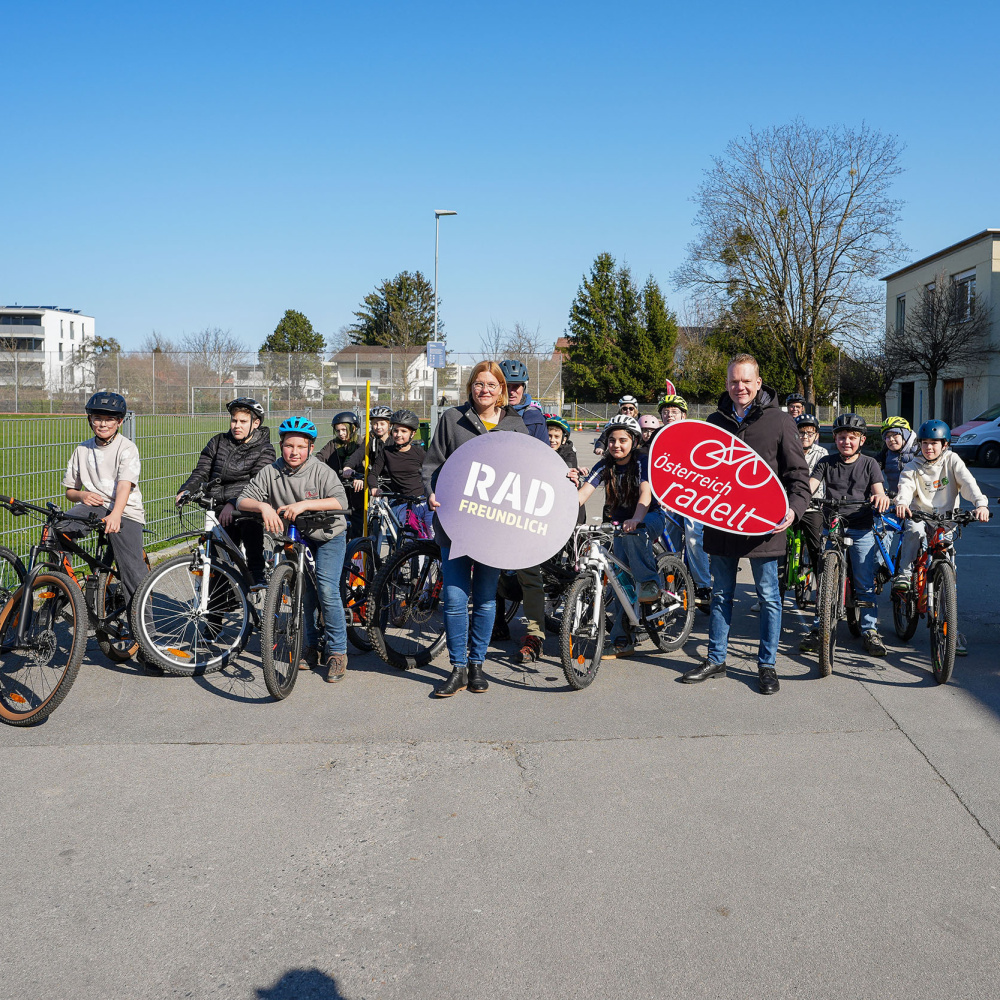 Schüler*innen beim Start von Vorarlberg radelt 2026