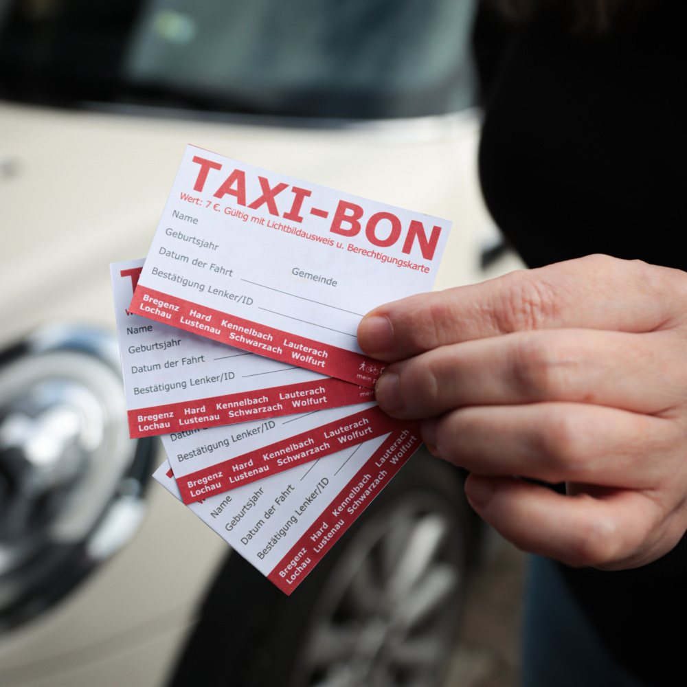 Abbildung der Taxi-Bons vor einem Auto