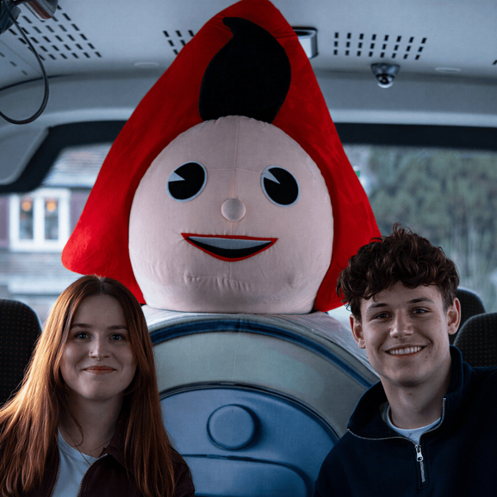 Sparefroh im Bus mit 2 Jugendlichen