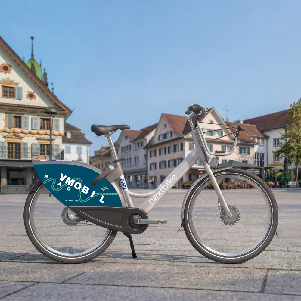 Ein VMOBIL Leihrad steht in Dornbirn am Marktplatz. (Fotomontage)
