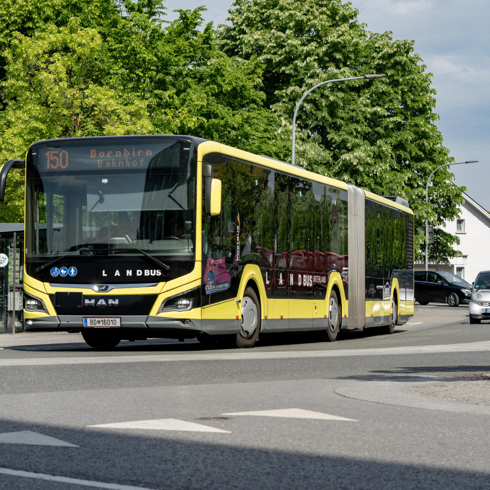 gelber Linienbus an der Haltestelle Wolfurt Cubus