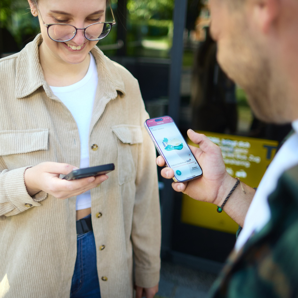Personen mit Handy vor Bus