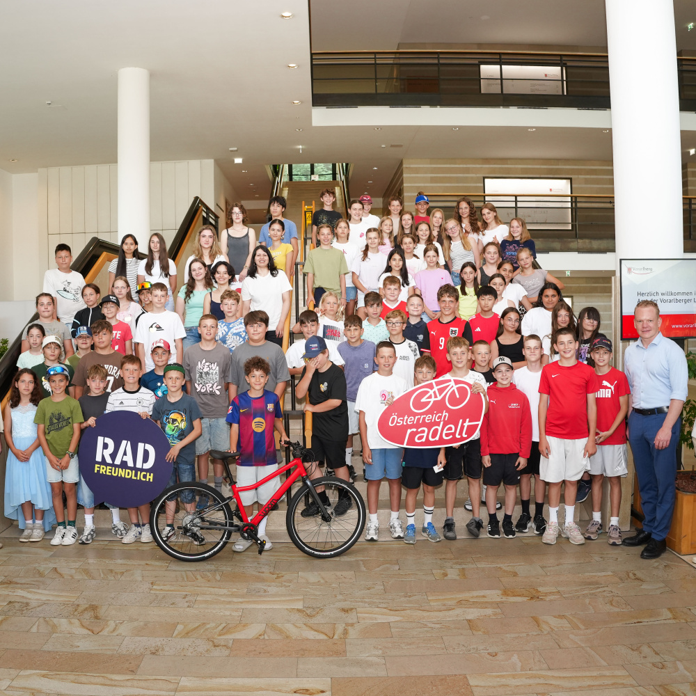 Gruppenfoto aller Gewinner*innen beim Schoolbiker 2026