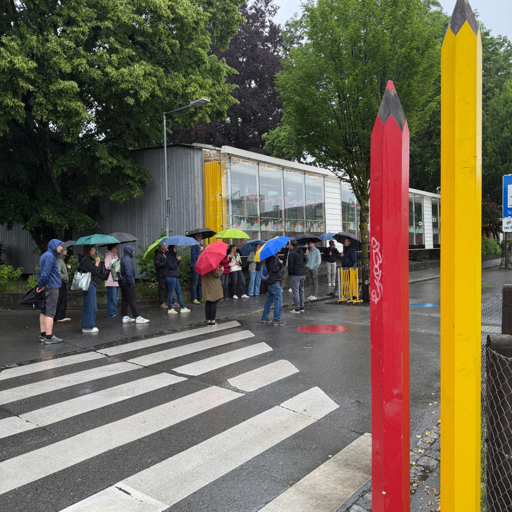Die Teilnehmer:innen beim Rundgang an der Station "Volksschule"