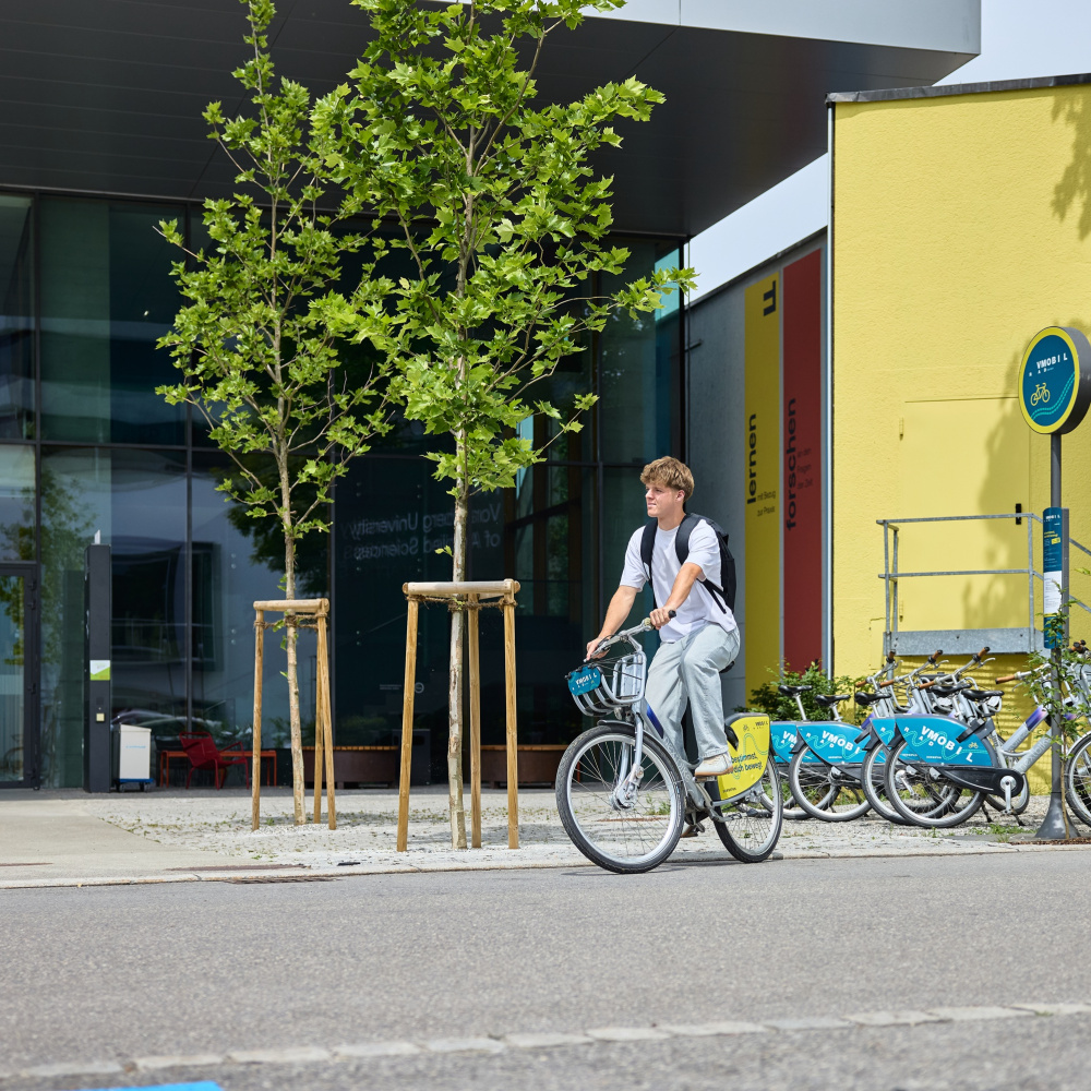 Student fährt mit dem VMOBIL Rad vor der FHV