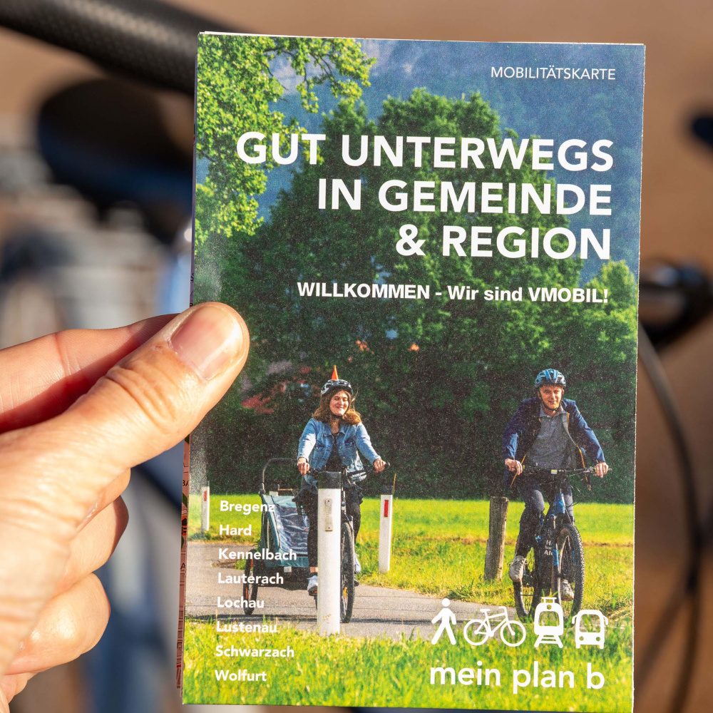 Person hält plan b-Mobilitätskarte in der Hand