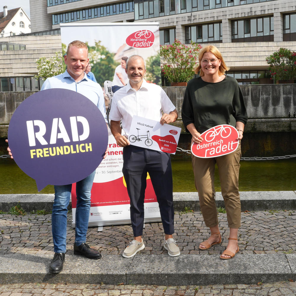 Gewinner des Vello Faltrads bei der Übergabe 