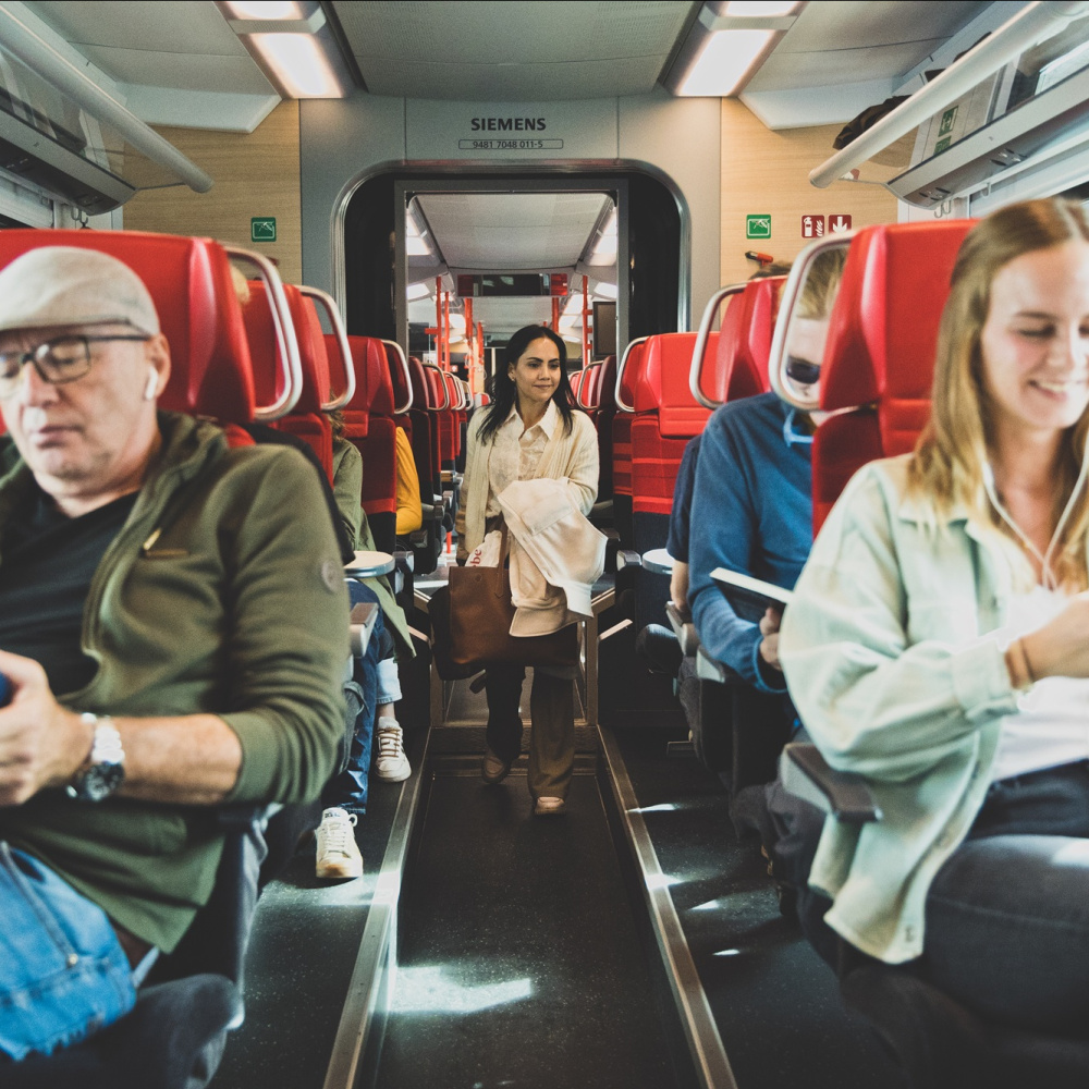 Fahrgäste im Zug