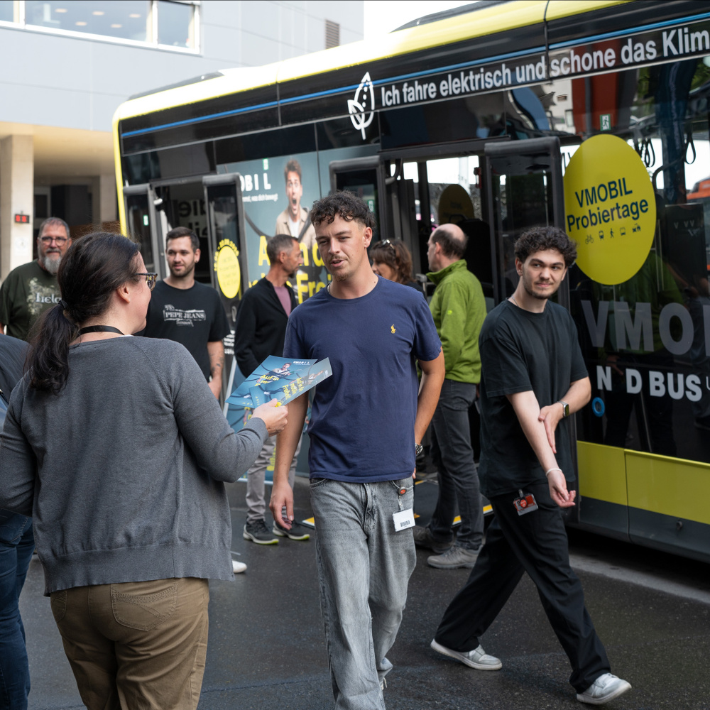 Mitarbeiter:innen der Firma Blum informierten sich beim VMOBIL Tourbus (c) Blum