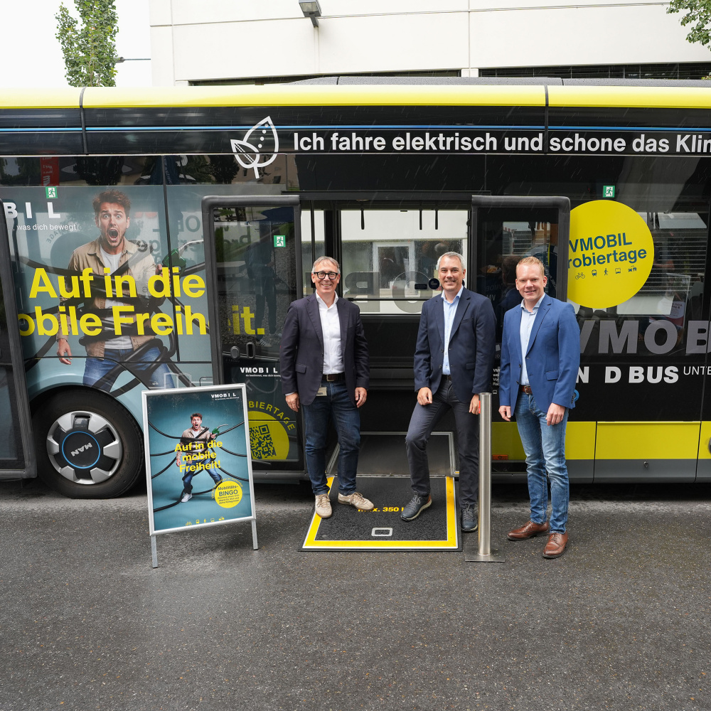 Gerhard Humpeler (CFO Blum), Christian Hillbrand (GF Verkehrsverbund Vorarlberg) und Christof Bitschi (Landesstatthalter Land Vorarlberg) zu Besuch beim VMOBIL Tourbus. (c) Land Vorarlberg/7PRO.TV