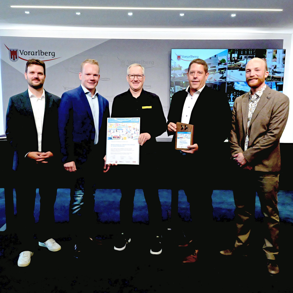 Landesstatthalter Christof Bitschi, VCÖ-Experte Michael Schwendinger und Michael Mangeng von der ÖBB-Infrastruktur überreichten den VCÖ-Mobilitätspreis Vorarlberg an Thomas Fussenegger, Stadtrat von Hohenems und Vorstandsmitglied beim Landbus Unterland. (c) Land Vorarlberg/J. Wiedemann