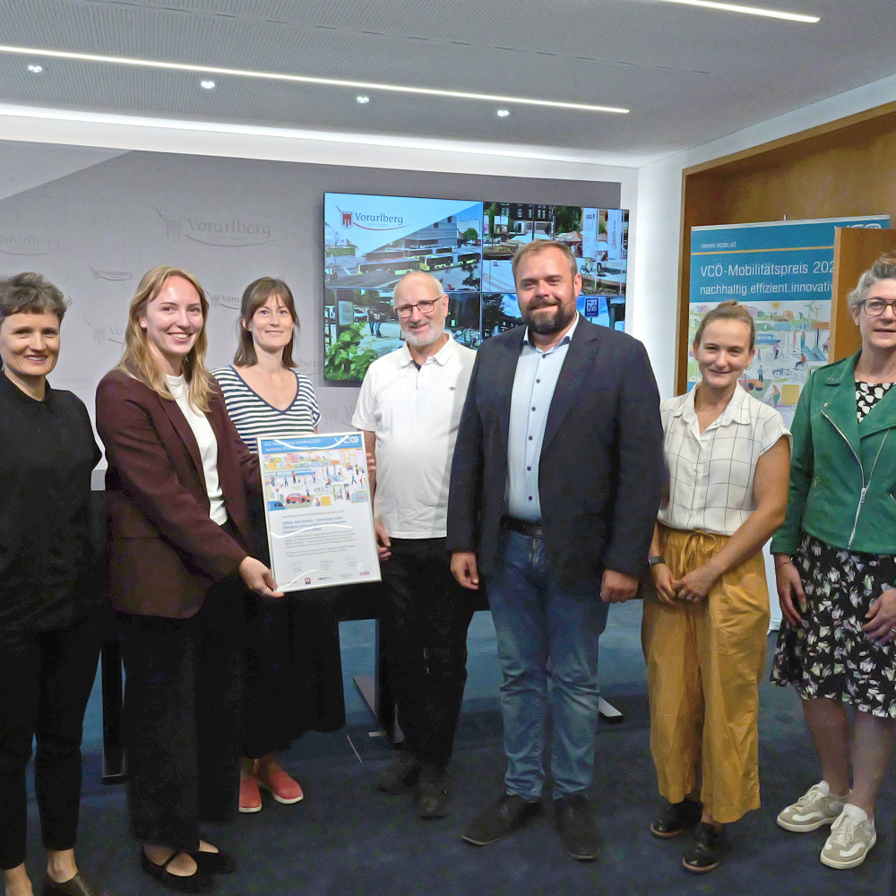 Die Auszeichnung als vorbildliches Projekt beim VCÖ-Mobilitätspreis Vorarlberg nahmen die Projektverantwortlichen Heidrun Stoiser vom Verkehrsverbund Vorarlberg und Elisabeth Mair von der Stadt Dornbirn sowie Bürgermeister Markus Fäßler entgegen. (c) Land Vorarlberg/J.Wiedemann
