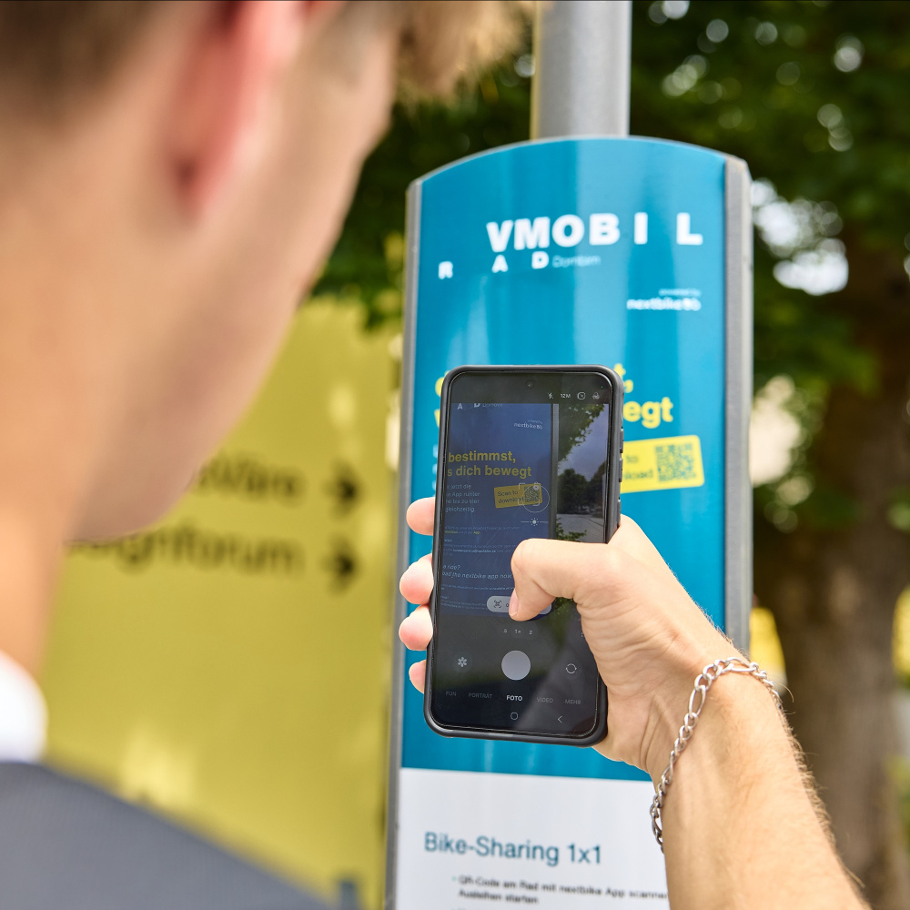 QR Code vom VMOBIL Rad wird mit Handy gescannt