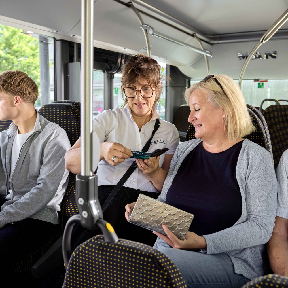 Ticketkontrolle durch Mobilbegleiterin im Bus