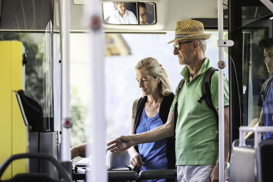 zwei Fahrgäste beim Einsteigen in den Bus